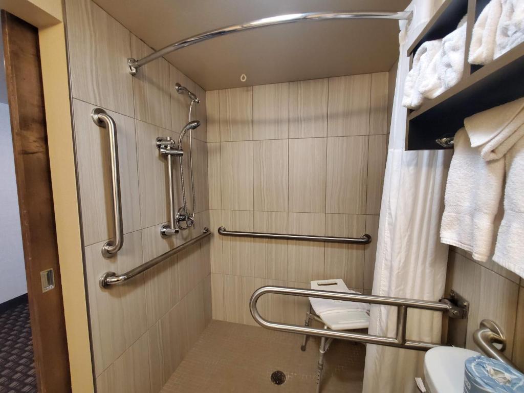 Ramkota Hotel Watertown - Queen Room With Two Queen Beds - Disability Access