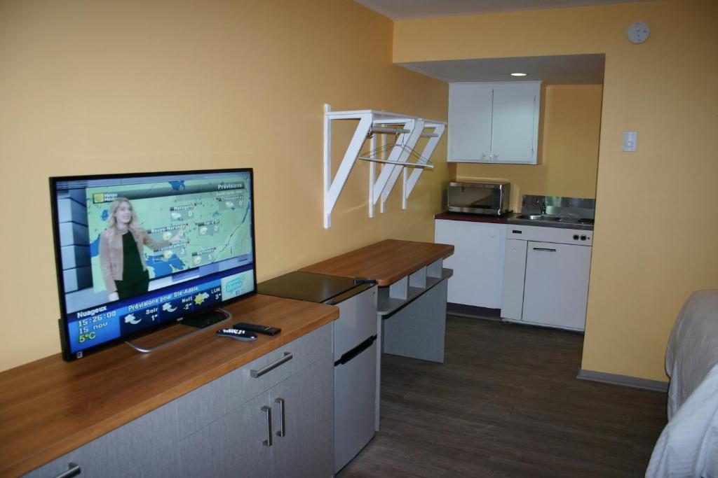Kuchyň nebo kuchyňský kout v ubytování Motel des Pentes et Suites