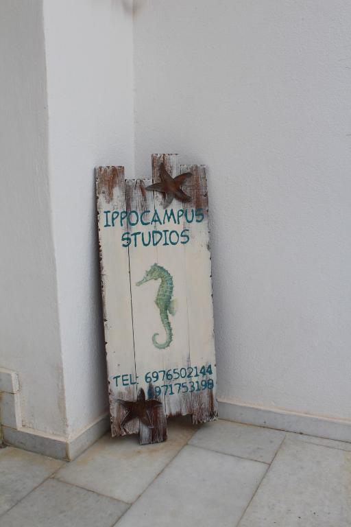 znak na ścianie w obiekcie Hippocampus Studios 2' walk from the sea w mieście Moutsoúna