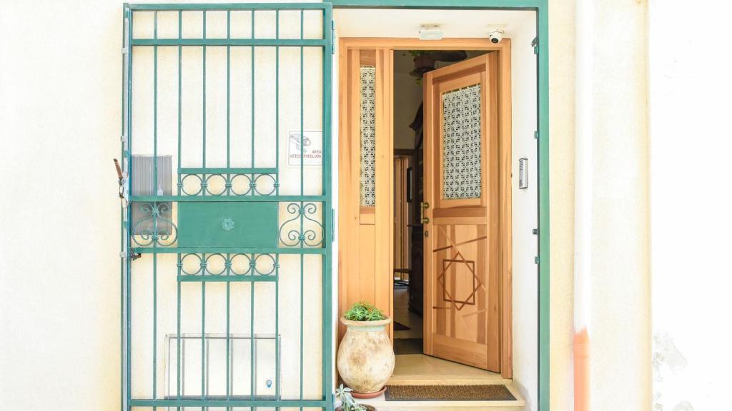 een deur naar een huis met een vaas ervoor bij Casa Marta IUN Q1985 in Nuoro
