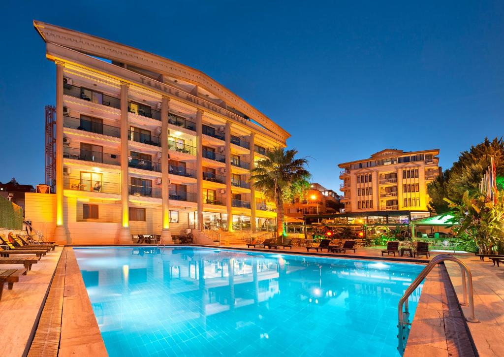 een groot zwembad voor een gebouw bij Temple Miletos Spa Hotel in Didim