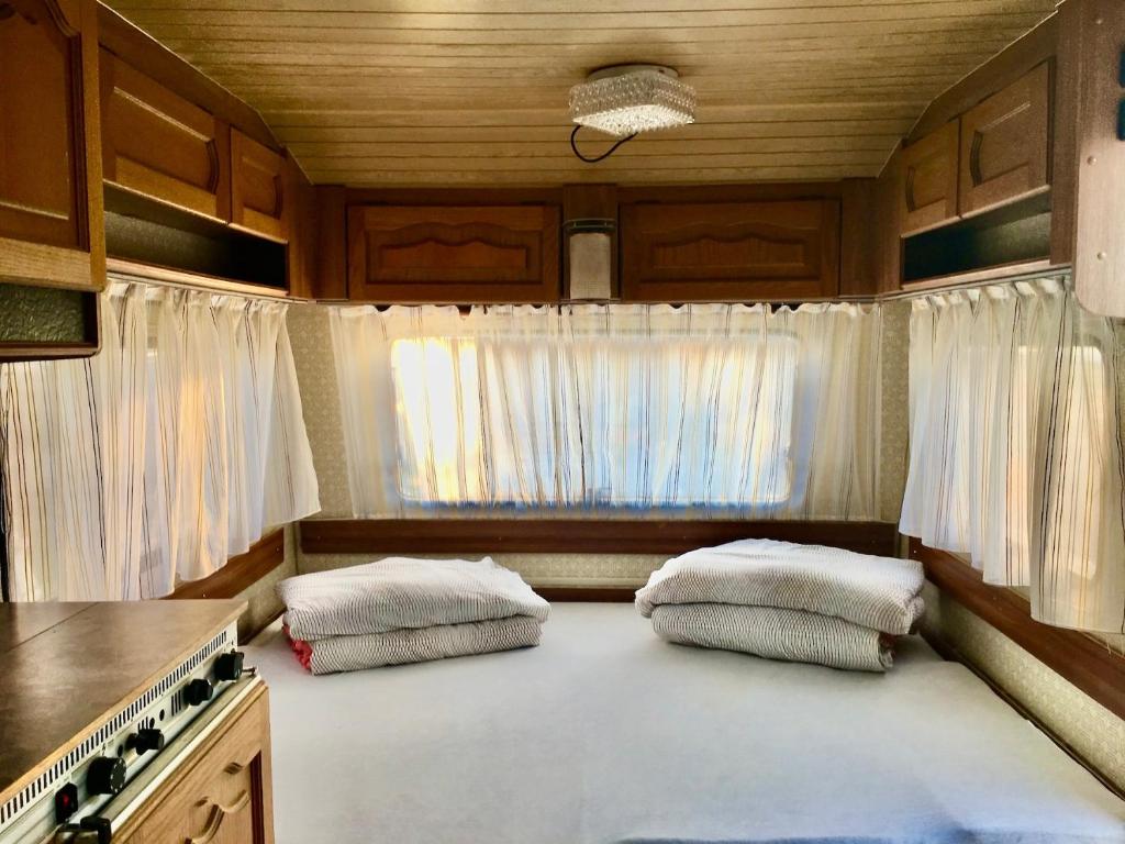 A bed or beds in a room at Olaszelmeny Beach Caravans Lignano Sabbiadoro