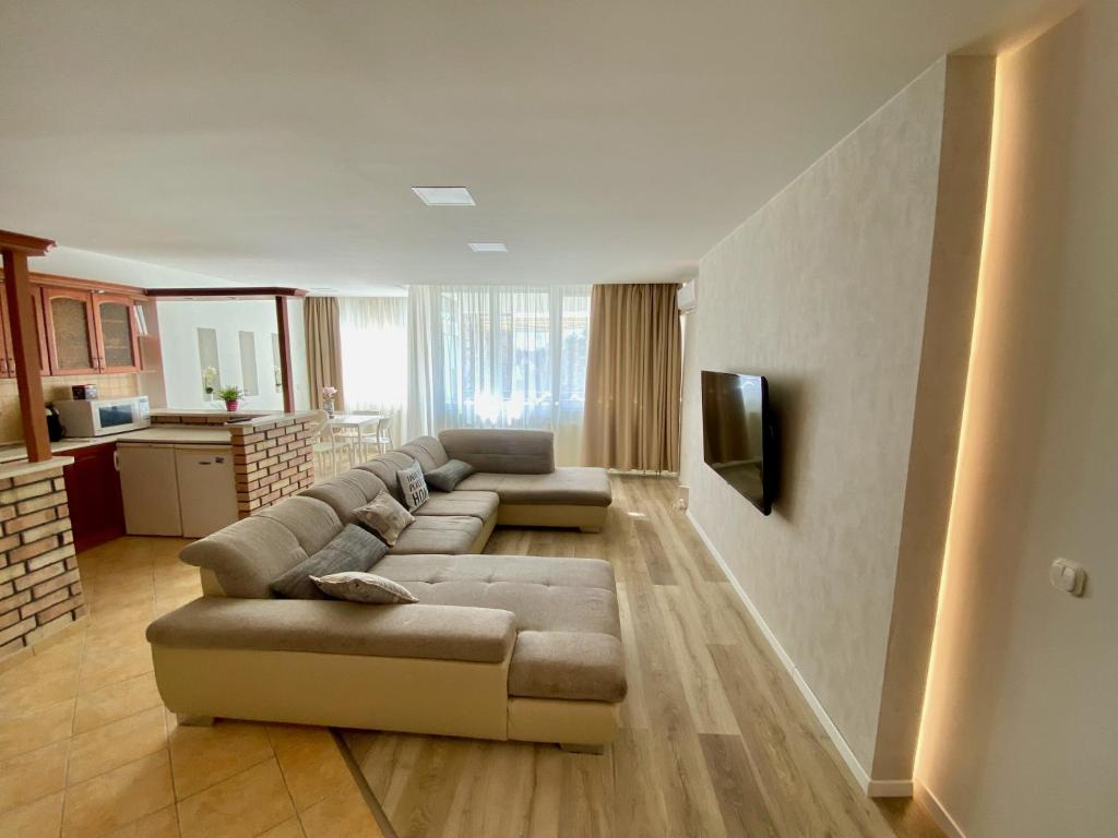 Televízia a/alebo spoločenská miestnosť v ubytovaní Bonita Apartman & Garage