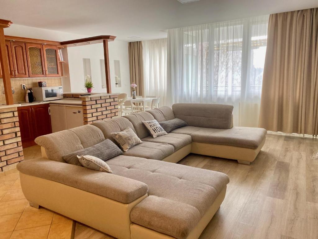 Kuchyňa alebo kuchynka v ubytovaní Bonita Apartman & Garage