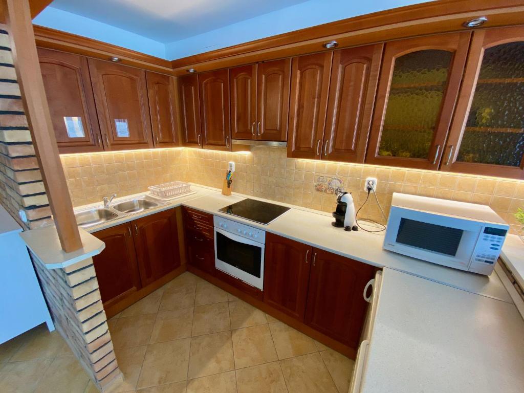 Kuchyňa alebo kuchynka v ubytovaní Bonita Apartman & Garage