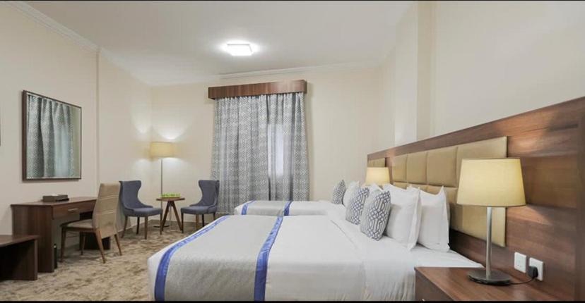 メディナにあるفندق دوما - Domma Hotelの大きなベッドと机があるホテルの部屋