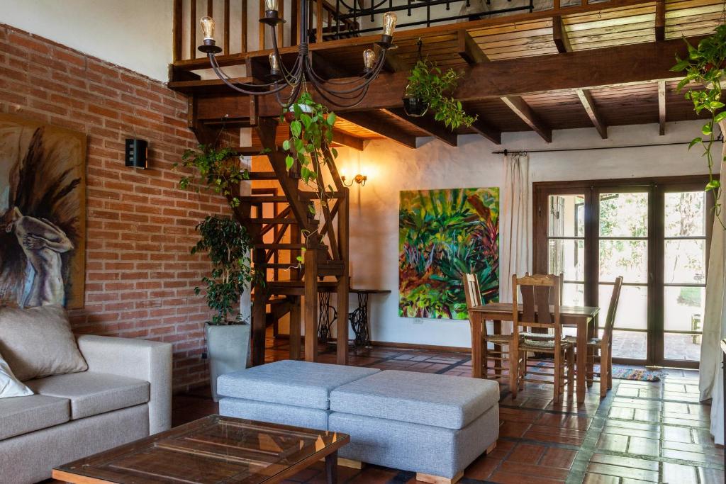 uma sala de estar com um sofá e uma mesa em LA ELEGIDA em San Antonio de Areco