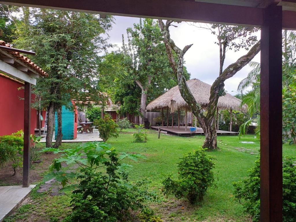uma vista para um pátio com um edifício com uma árvore em Hostel Pousada do Tapajós em Alter do Chão