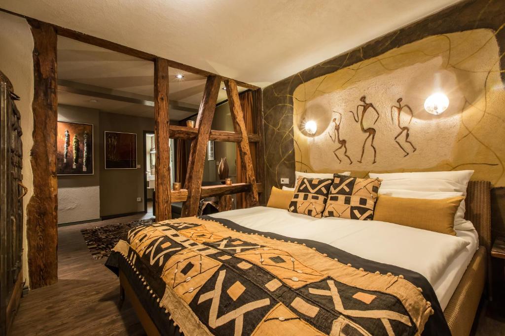 ein Schlafzimmer mit einem großen Bett in einem Zimmer in der Unterkunft Farmerhaus-Lodge in Groß-Umstadt