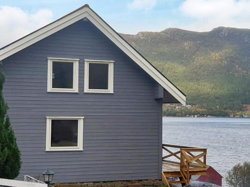 une maison sur la rive d'une masse d'eau dans l'établissement 8 person holiday home in Svelgen, à Svelgen