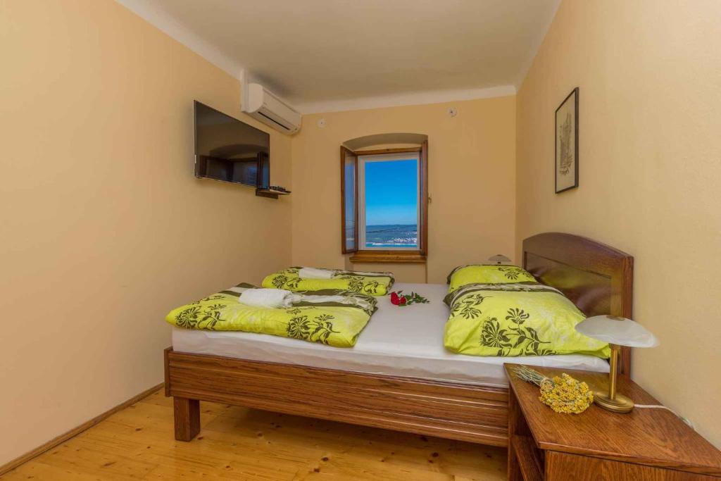 Postel nebo postele na pokoji v ubytování Holiday home in Crikvenica 41380