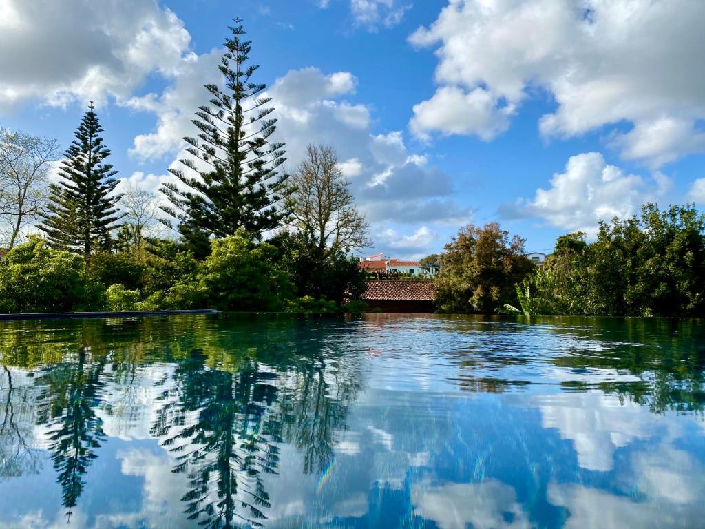 um rio com árvores e uma ponte ao fundo em Senhora da Rosa, Tradition & Nature Hotel em Ponta Delgada