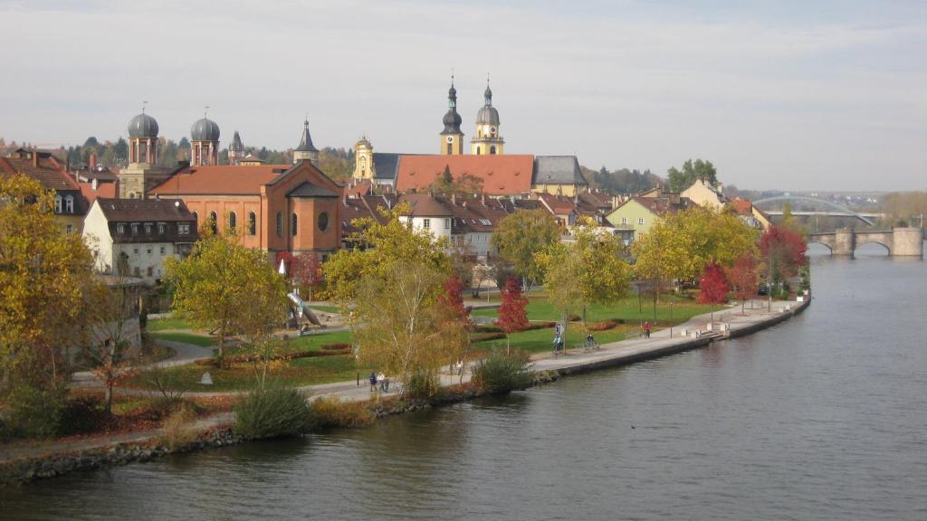 Výhled na řeku, která protéká v blízkosti hotelu