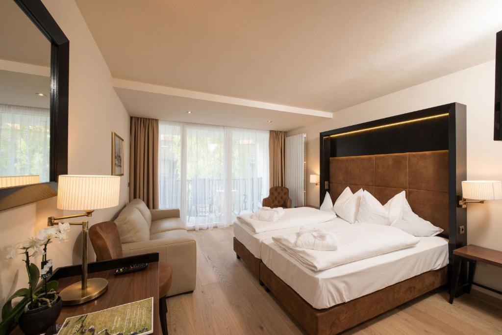 Postel nebo postele na pokoji v ubytování Genusshotel Goldene Rose