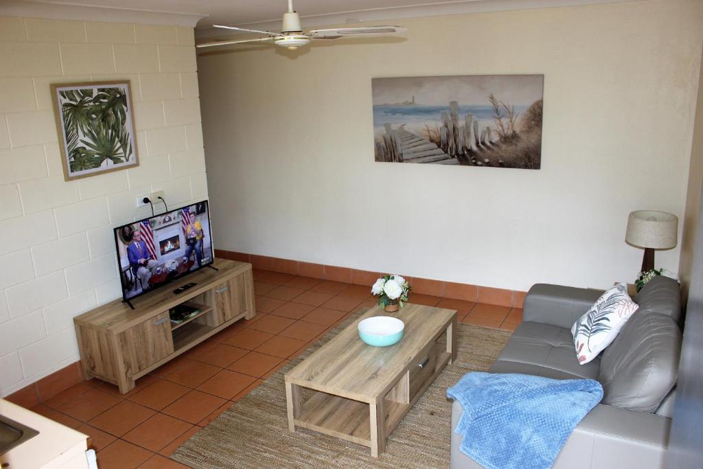 TV a/nebo společenská místnost v ubytování Lake Central Cairns