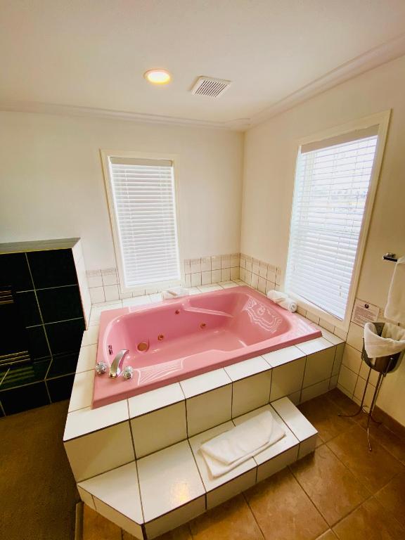 Super 8 by Wyndham 100 Mile House - Junior King Suite - Non-Smoking