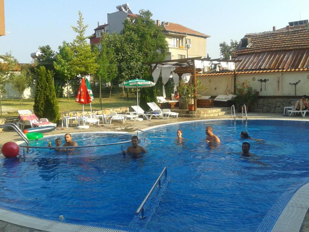 Bazén v ubytování Saint George Family Hotel nebo v jeho okolí