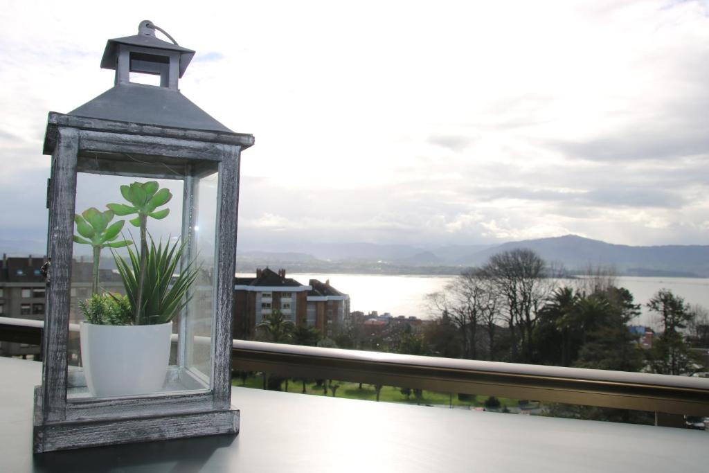 een lantaarn met een potplant op een balkon bij Precioso apartamento con magníficas vistas - Apartamento Aifos in Santander