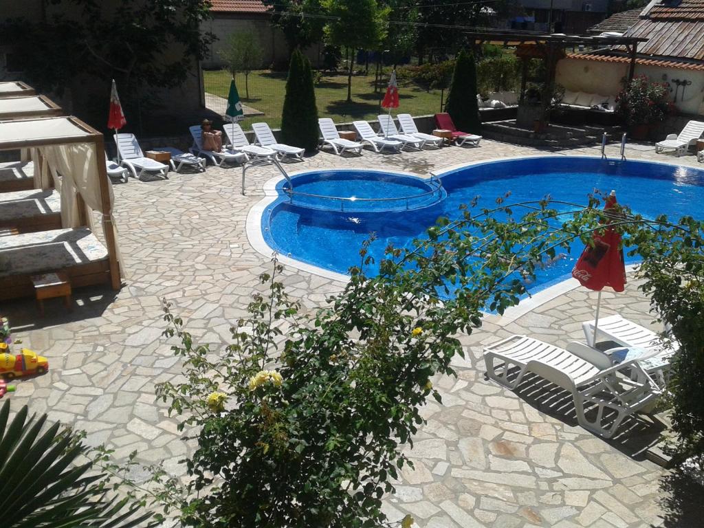 Bazén v ubytování Saint George Family Hotel nebo v jeho okolí