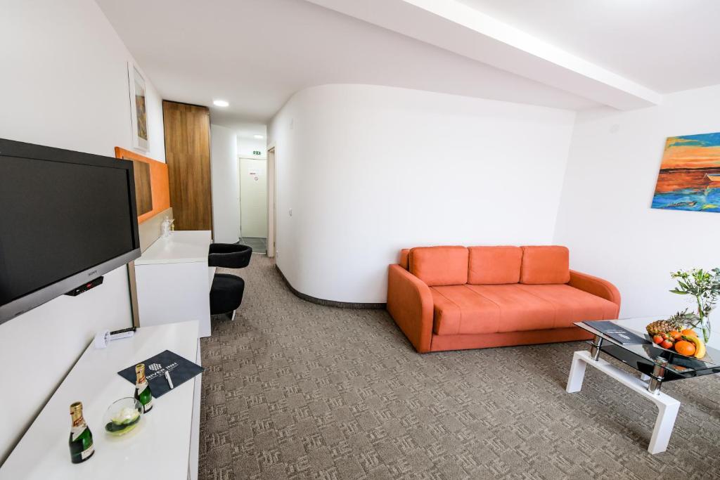 TV a/nebo společenská místnost v ubytování River Inn