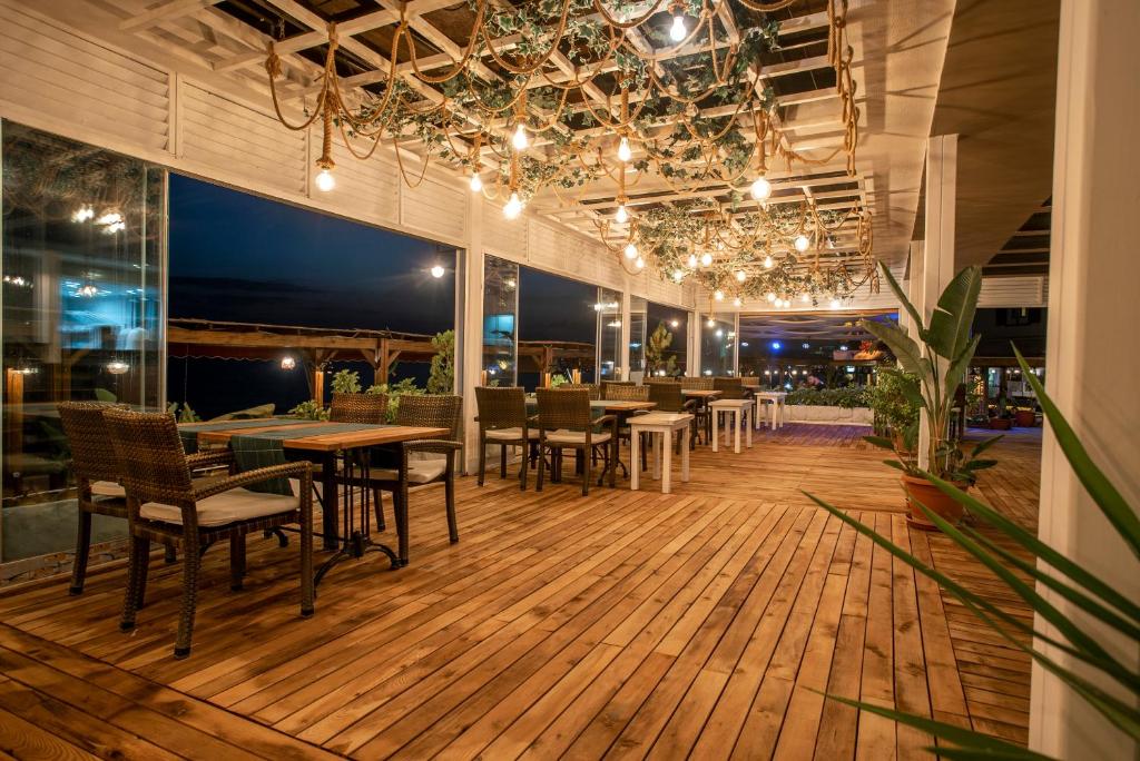 Restaurace v ubytování Side Beach Club