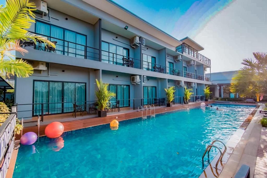 una imagen de una piscina en un hotel en Phuengluang Riverside Hotel Chanthaburi en Chanthaburi
