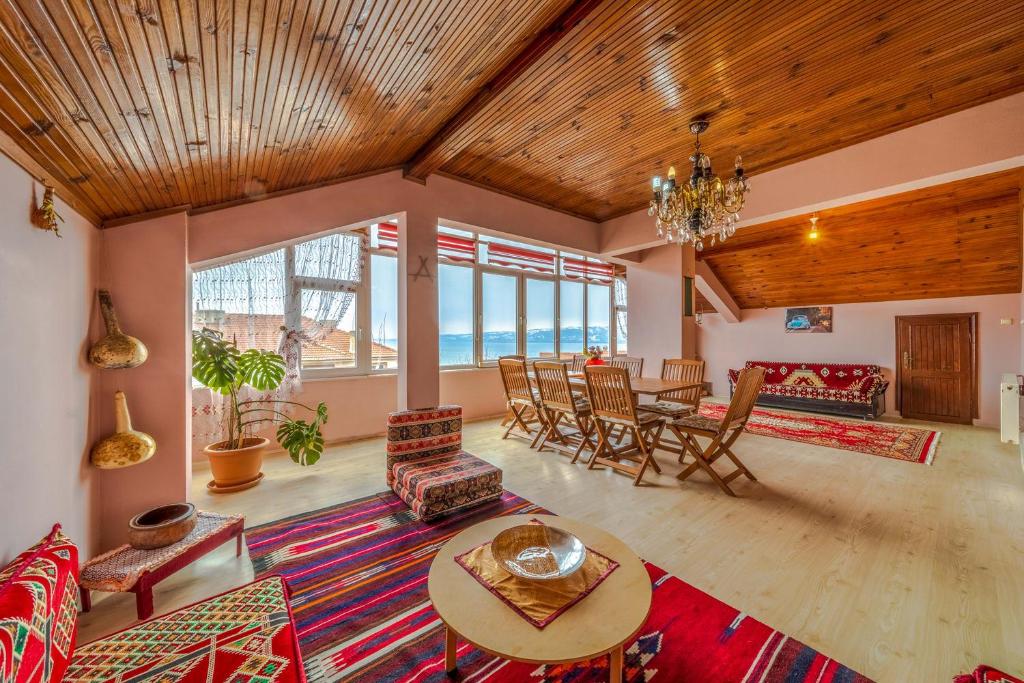 Spacious Duplex Apartment near Sapanca Lake with Calming View - Housity