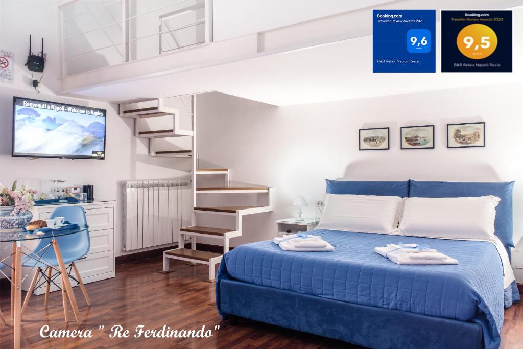 um quarto com uma cama azul e uma escada em B&B Relais Napoli Reale em Nápoles