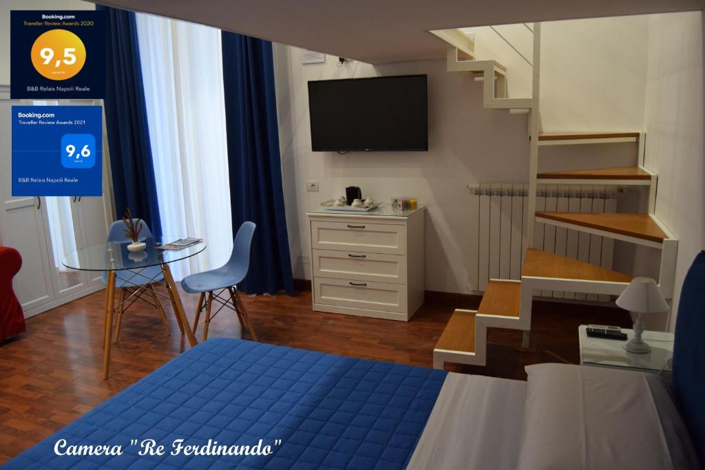 Televízia a/alebo spoločenská miestnosť v ubytovaní B&B Relais Napoli Reale