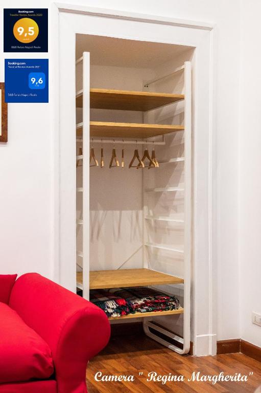 Televízia a/alebo spoločenská miestnosť v ubytovaní B&B Relais Napoli Reale