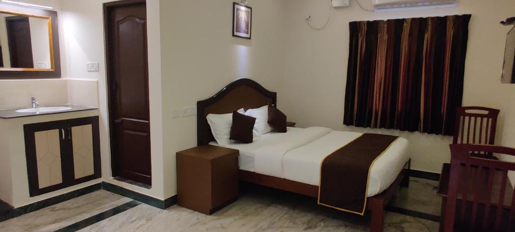 Postel nebo postele na pokoji v ubytování Rmc travellers inn