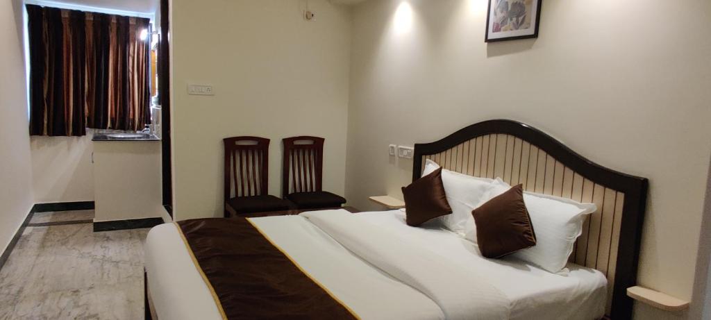 Postel nebo postele na pokoji v ubytování Rmc travellers inn
