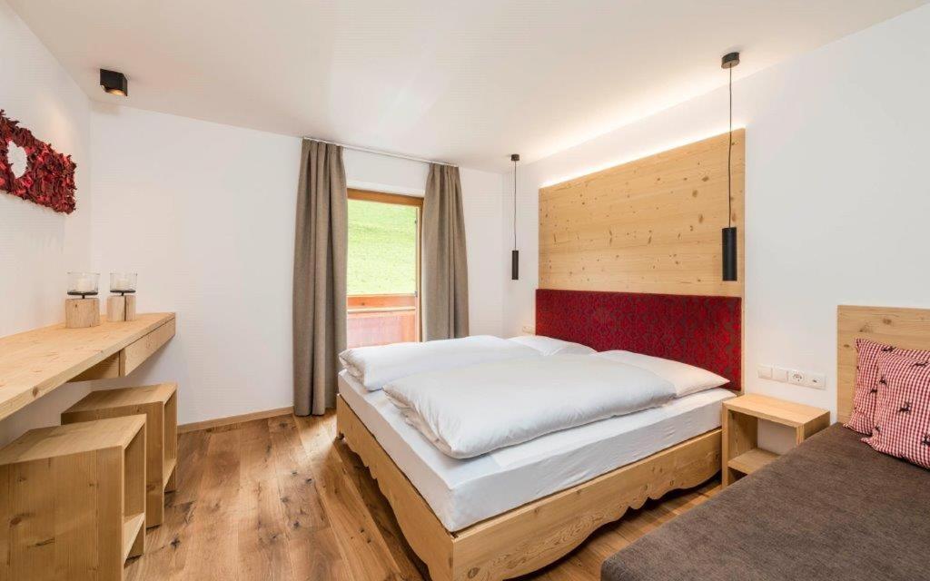 Postel nebo postele na pokoji v ubytování Hotel Jaufentalerhof