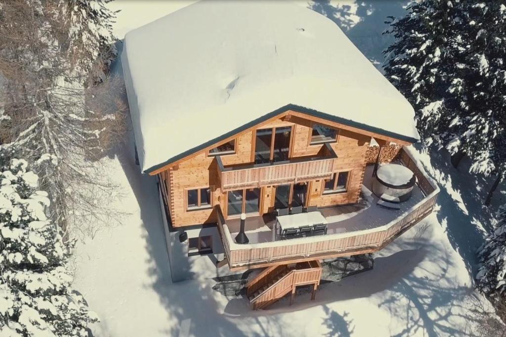 an aerial view of a log house in the snow at Heidi Chalets Falkert Heidialm - Chalet Almsommer in Patergassen