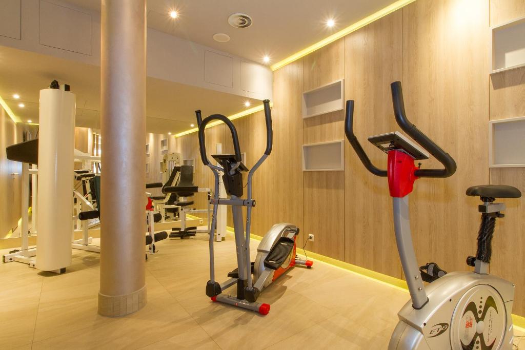 Fitness centrum a/nebo fitness zařízení v ubytování HOTEL am STRAND