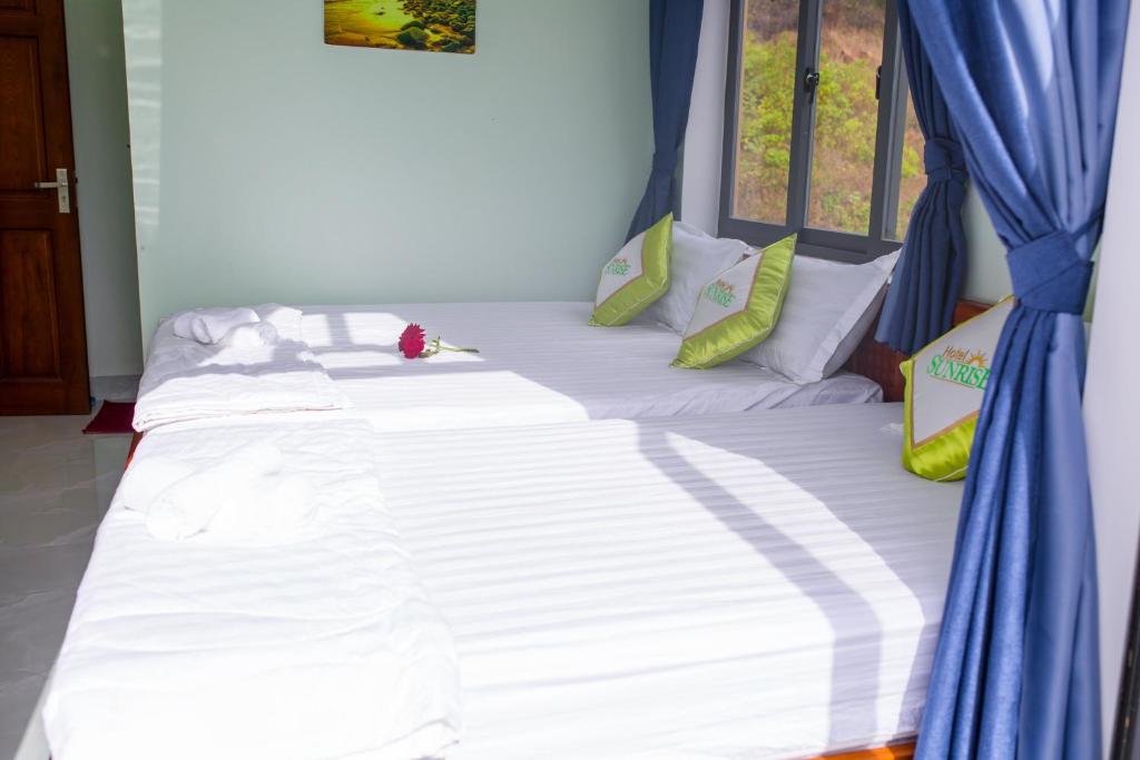Postel nebo postele na pokoji v ubytování SUNRISE HOTEL