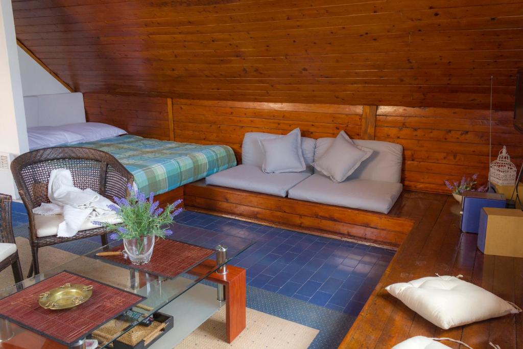 Zimmer mit einem Bett, einem Sofa und einem Tisch in der Unterkunft Apartment Nikola in Makarska
