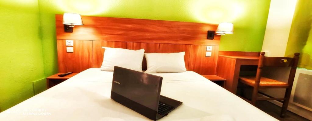 Postel nebo postele na pokoji v ubytování Glisy Hôtel