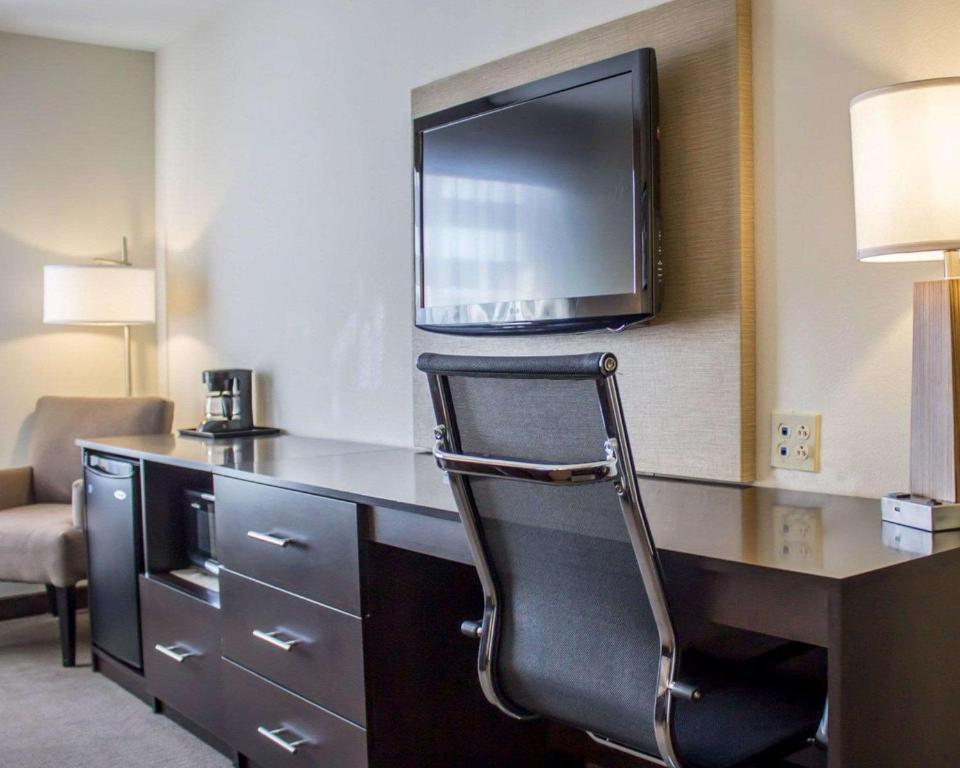 Sleep Inn & Suites Moundsville - Wheeling - King Suite