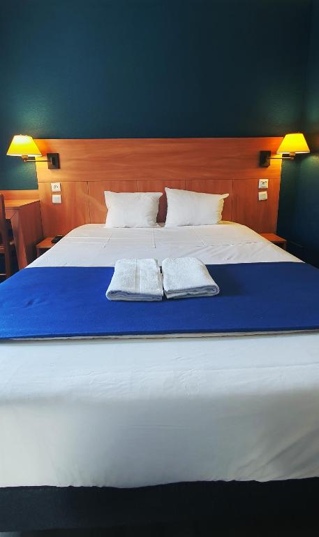 Postel nebo postele na pokoji v ubytování Glisy Hôtel