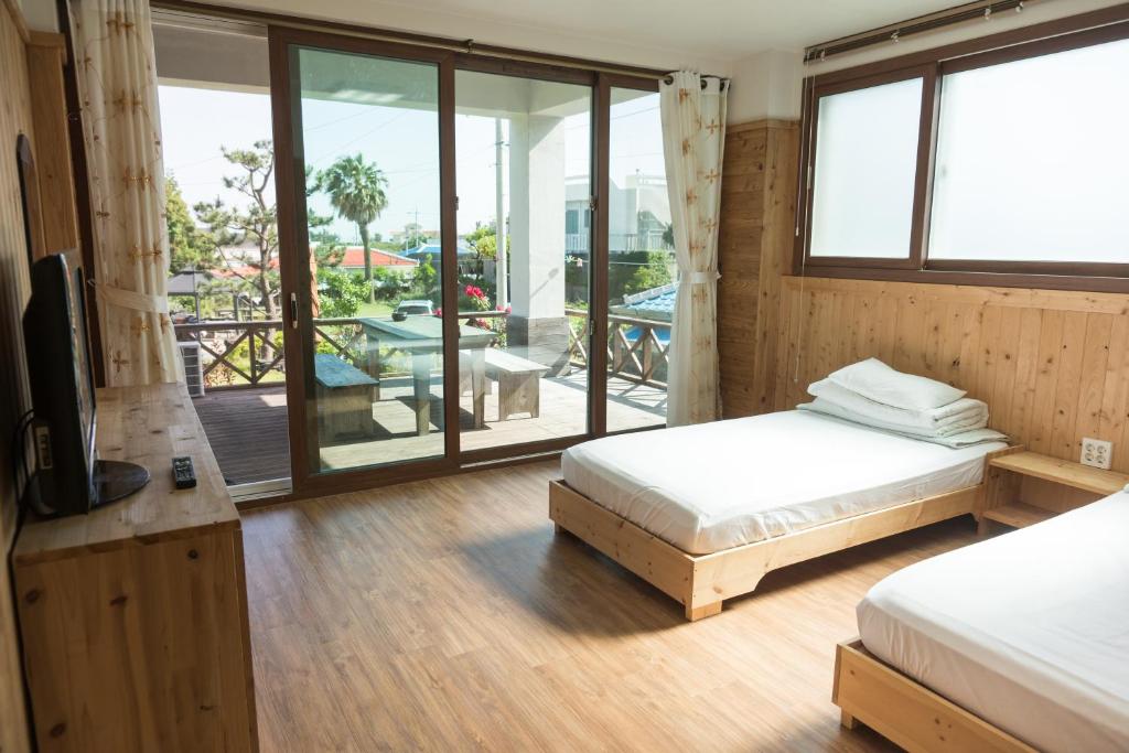 Galeum Guesthouse - Twin Room With Balcony And Garden View