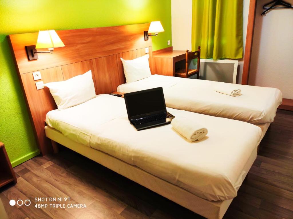 Postel nebo postele na pokoji v ubytování Glisy Hôtel
