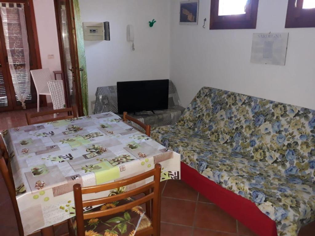 Telewizja i/lub zestaw kina domowego w obiekcie AIRPORT-MATER-POOL-LIVE-LATE-CHECKIN-FREE-FROM 7-TILL9PM-AFTER 9PM EXTRACHARGE-TOPAY-INCLUDED-ECONOMIC-SHUTTLE-LATE CHECK OUT-ASSISTANCE TO-RENTCAR&SAVE MONEY DURING JOURNEY 5minByWalkToCcenter2mByWalkToTouristicPort5MinByWalkToBusForCityAndBeaches