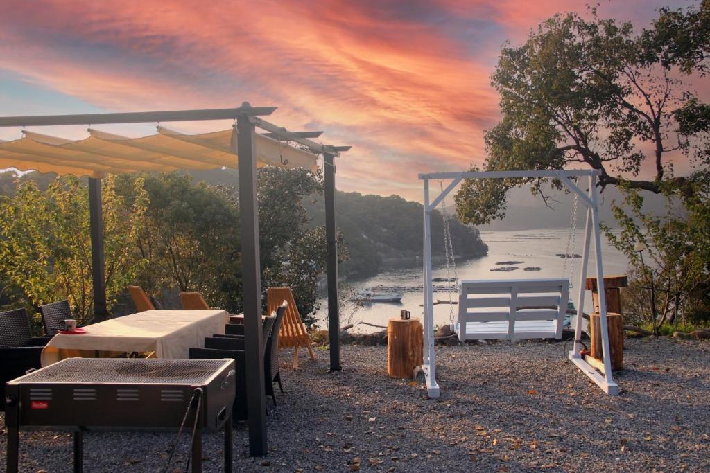 un tavolo e una tenda con vista sul lago di GranGlam - Vacation STAY 24973v a Susaki