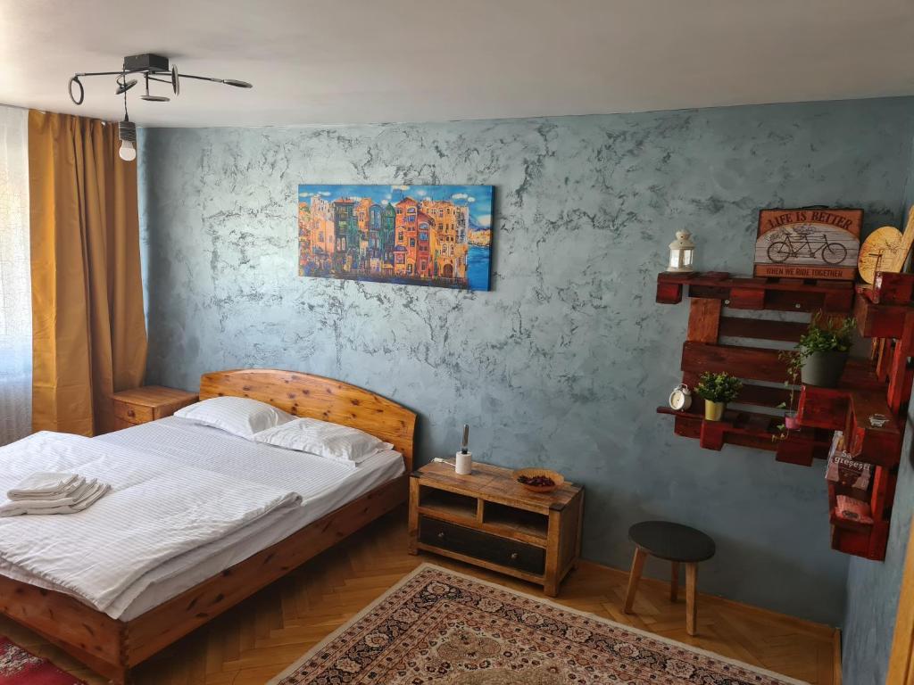 - une chambre avec un lit et une table dans l'établissement Apartment Aviatiei 61, à Bucarest