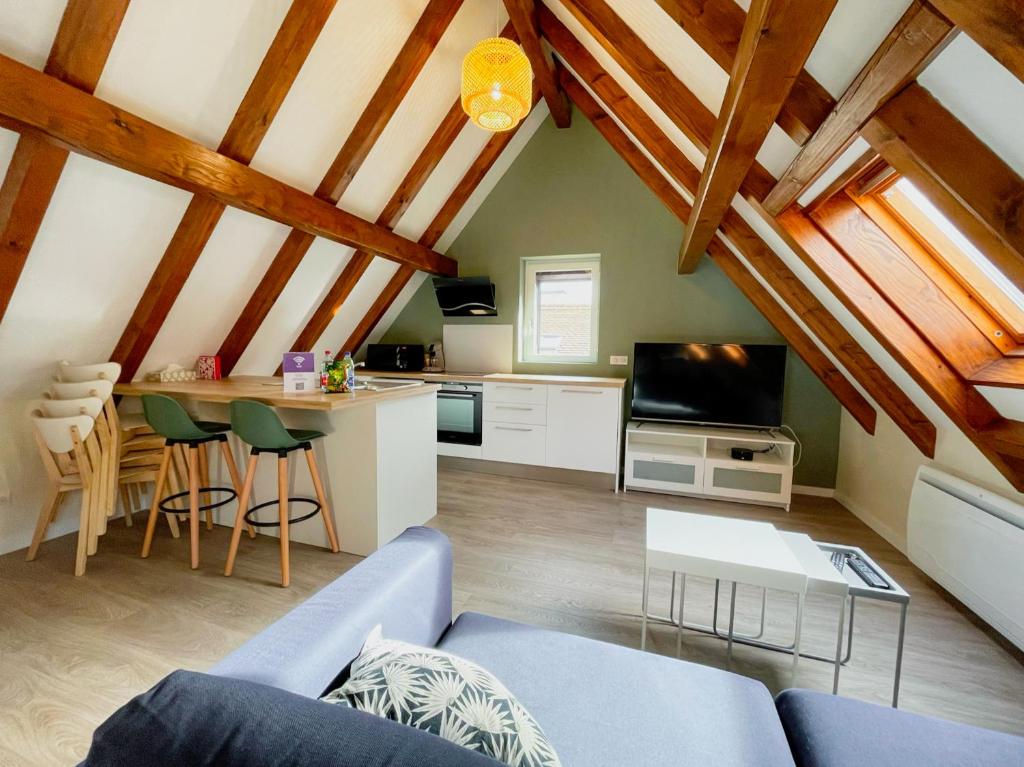 a living room with a couch and a kitchen at Le Cocon - Classé 3 étoiles - Avec garage, à 5mn du centre in Strasbourg