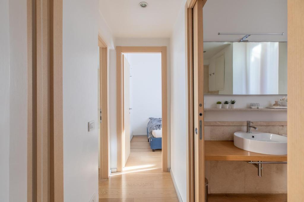 łazienka z umywalką i lustrem w obiekcie iFlat Navona White and Stylish Apartment w Rzymie