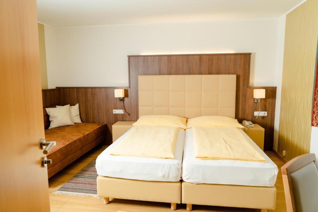 um quarto com duas camas num quarto em Strattnerhof em Frankenburg