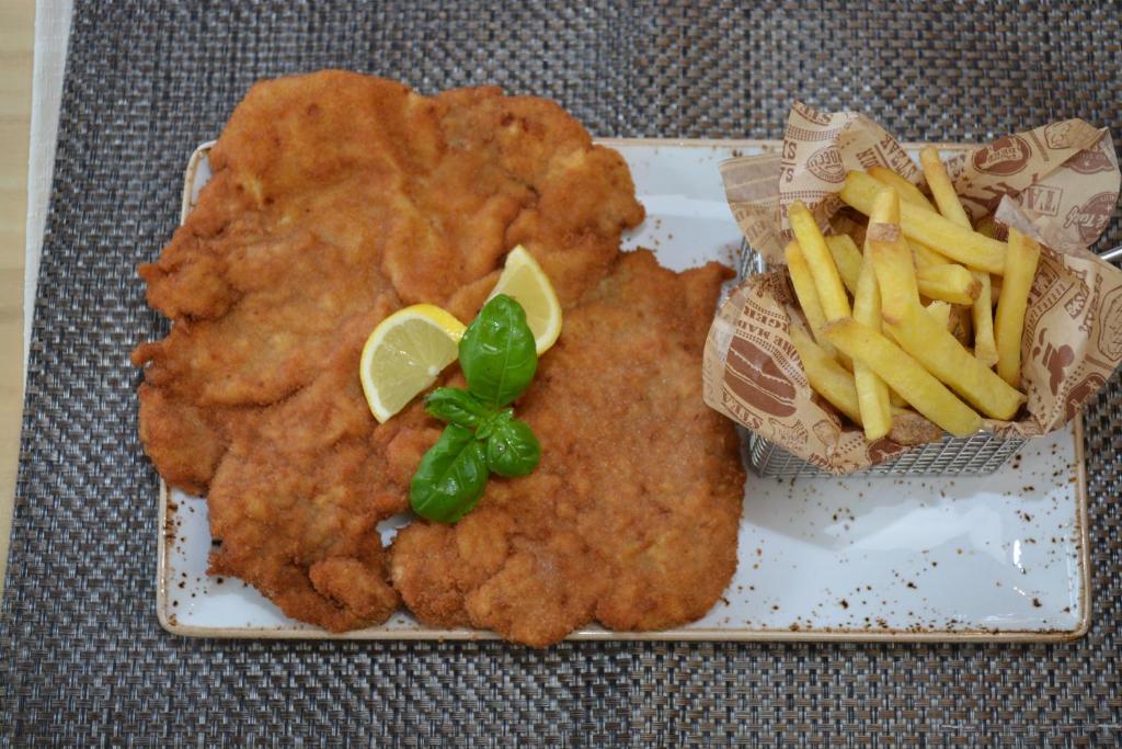 Comida en o cerca de este hotel