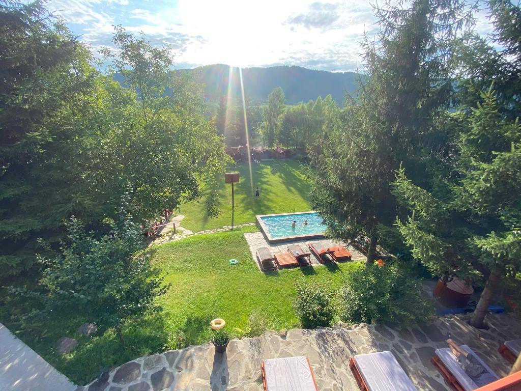 an aerial view of a backyard with a swimming pool at Hétvezér Panzió in Sub Cetate